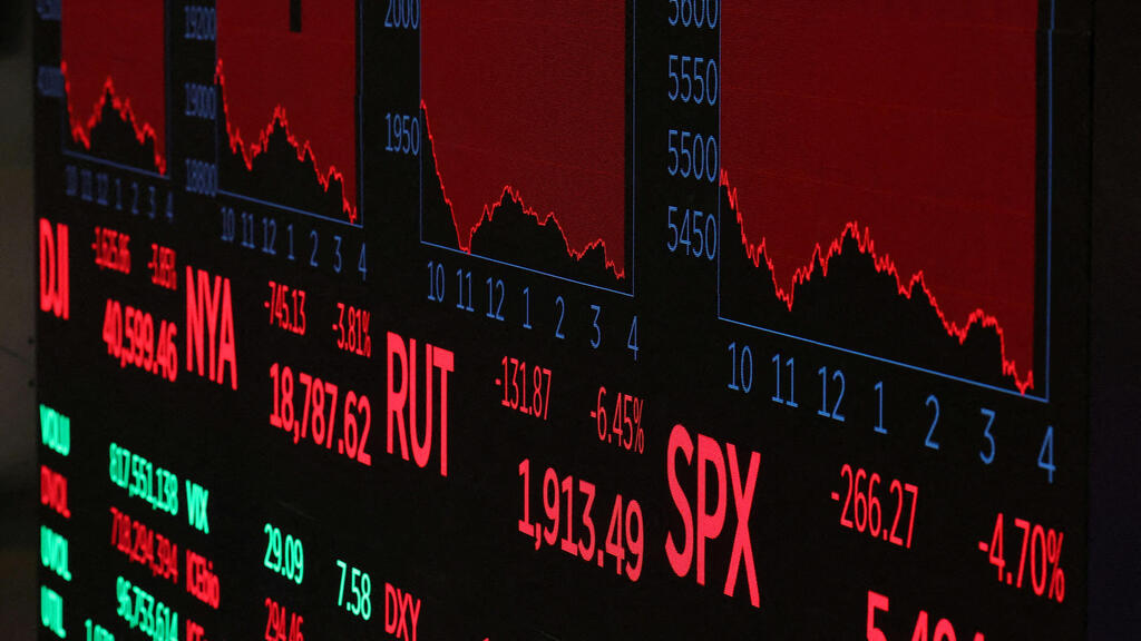 Stocks crash on Wall Street (Photo: Brendan McDermid / Reuters) מסכים אדומים בוול סטריט