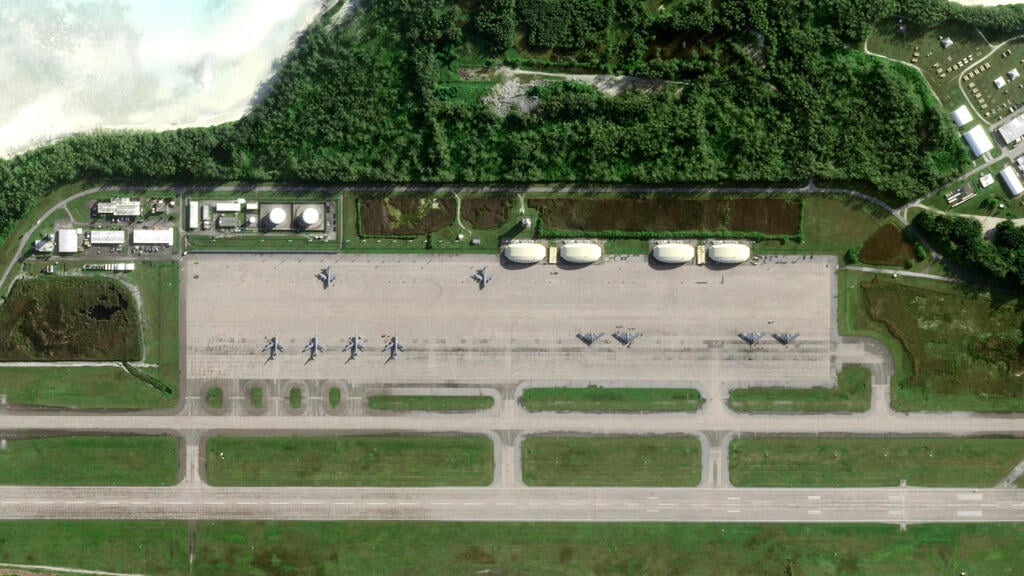 NSF Diego Garcia (Photo: Handout / © 2025 PLANET LABS PBC / AFP) מפציצים מפציץ מטוס של צבא ארה"ב מדגם B2 B-2 באי דייגו גרסיה שבאוקיינוס ההודי בצילום לוויין מ-2 באפריל