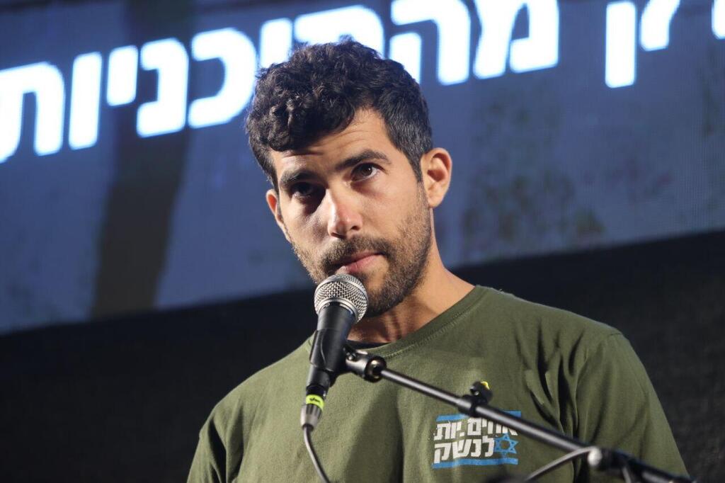 רונן בעצרת בתל אביב (צילום: מוטי קמחי) עמרי רונן בעצרת בכיכר הבימה