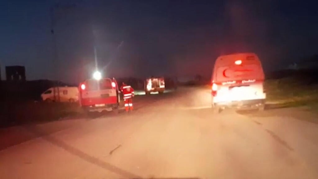 Footage of the scene in Rafah (Photo: New York Times) צילום של אחד הפרמדיקים שנהרג ברפיח, שבו נראים אותות חירום - בניגוד לגרסת צה"ל