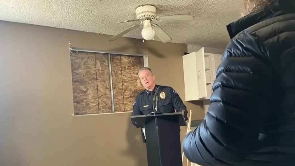 The police chief at the press conference in one of the neglected apartments (Photo: Aurora Municipality) מפקד המשטרה במסיבת העיתונאים באחת מהדירות המוזנחות