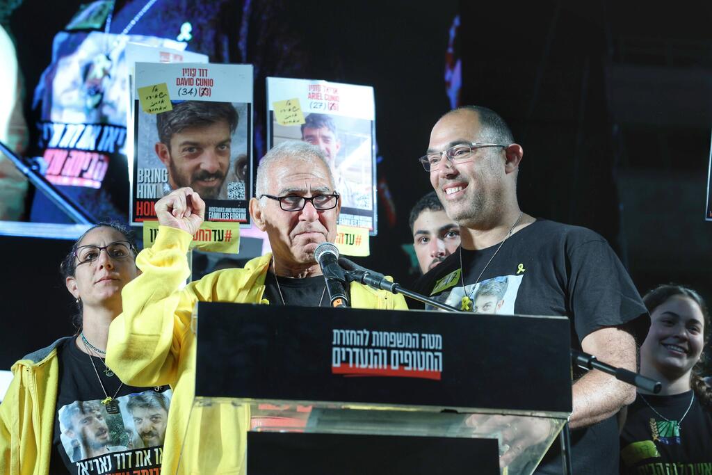 גדי מוזס על הבמה בכיכר החטופים (צילום: דנה קופל) גדי מוזס נואם בעצרת מחאה בכיכר החטופים בתל אביב