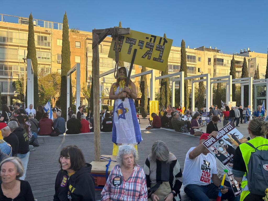 צילום: מאיר תורג'מן עצרת מחאה בכיכר הבימה בתל אביב