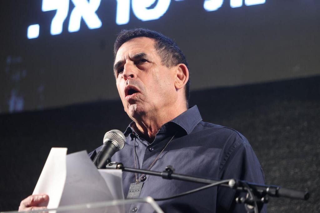 ח״כ יואב סגלוביץ׳ נואם בכיכר הבימה בתל אביב (צילום: מוטי קמחי) ח״כ יואב סגלוביץ׳ נואם בעצרת מחאה בכיכר הבימה בתל אביב