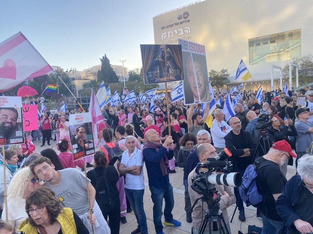 צילום: מוטי קמחי עצרת מחאה בכיכר הבימה בתל אביב