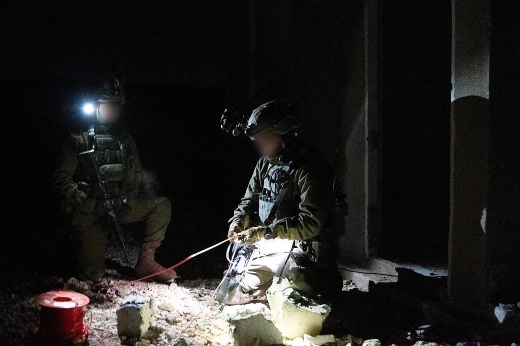 Israeli forces raiding an old Assad regime military outpost (Photo: IDF) כוחות הצנחנים איתרו אמצעי לחימה במוצב של המשטר הסורי הישן
