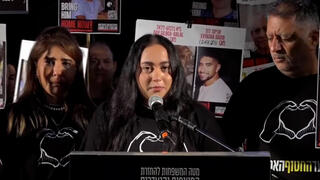 לירי אלבג בעצרת מחאה בכיכר החטופים