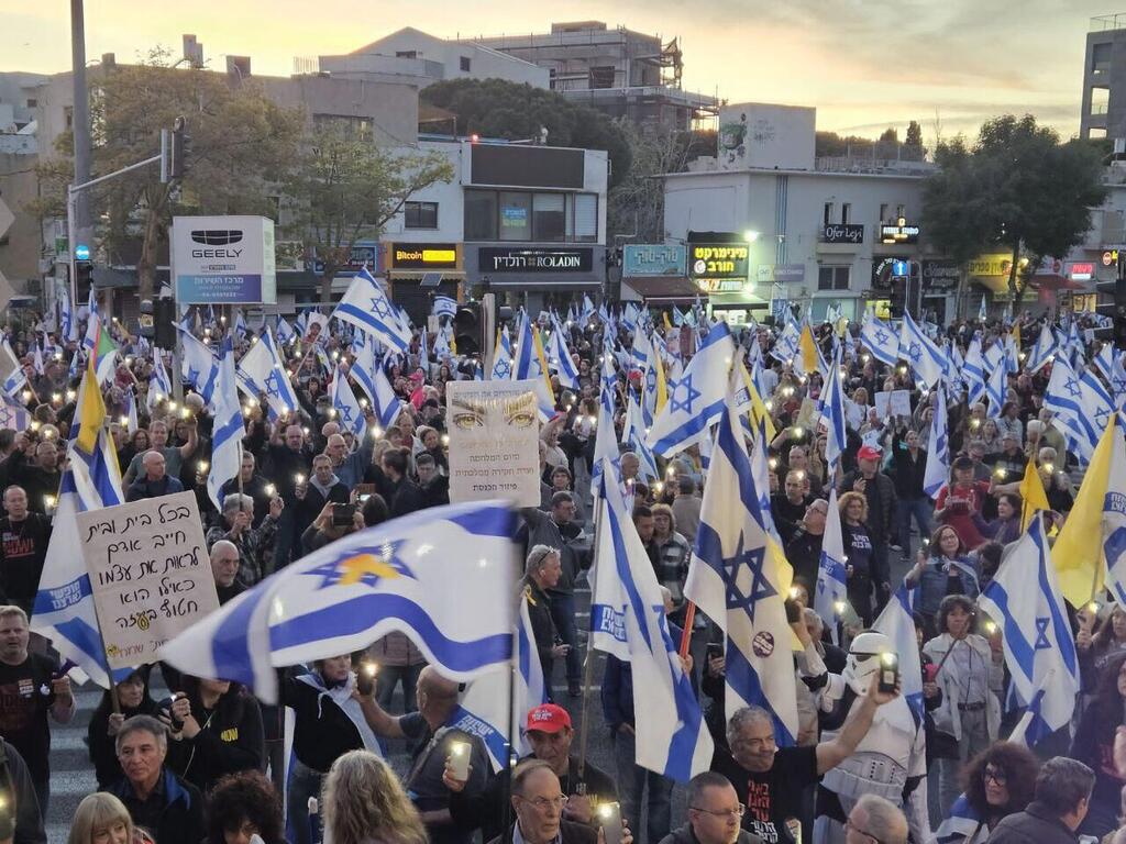 הפגנת המחאה בצומת חורב בחיפה (צילום: מחאת העם חיפה) הפגנת מחאה בצומת חורב בחיפה