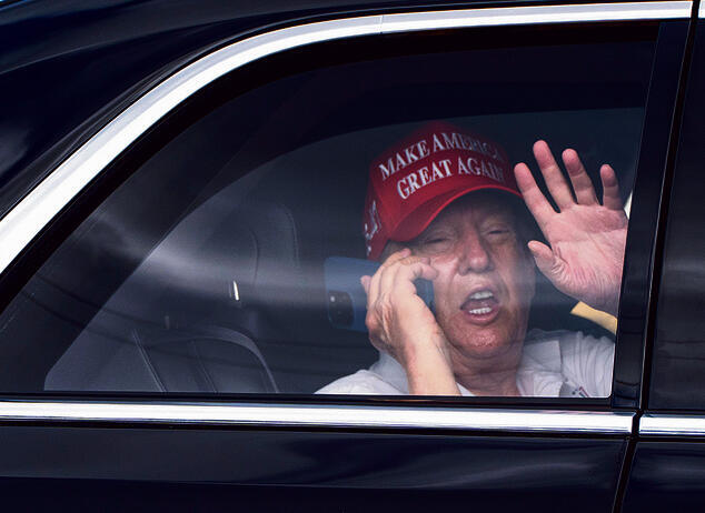 העיקר שהדשא ירוק. טראמפ בדרך לגולף | צילום: AP Photo/Alex Brandon yk14323169