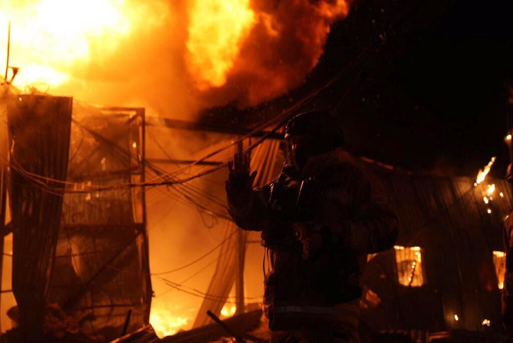 צילום: Handout / STATE EMERGENCY SERVICE OF UKRAINE / AFP נזק ב קייב אוקראינה בעקבות פגיעת טיל רוסי