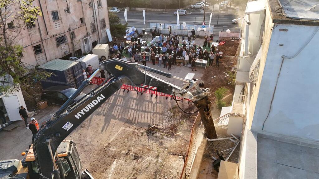 הריסת מבנים ישנים בפינוי בינוי. ההכרזה היא שלב ראשוני, אך חיוני בתהליך (צילום: לביא תצלומי אוויר) הריסת מבנים ישנים במיזם פינוי בינוי בירושלים של חברת אזורים