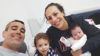 עמרי מירן, אשתו לישי ובנותיהם רוני ועלמא