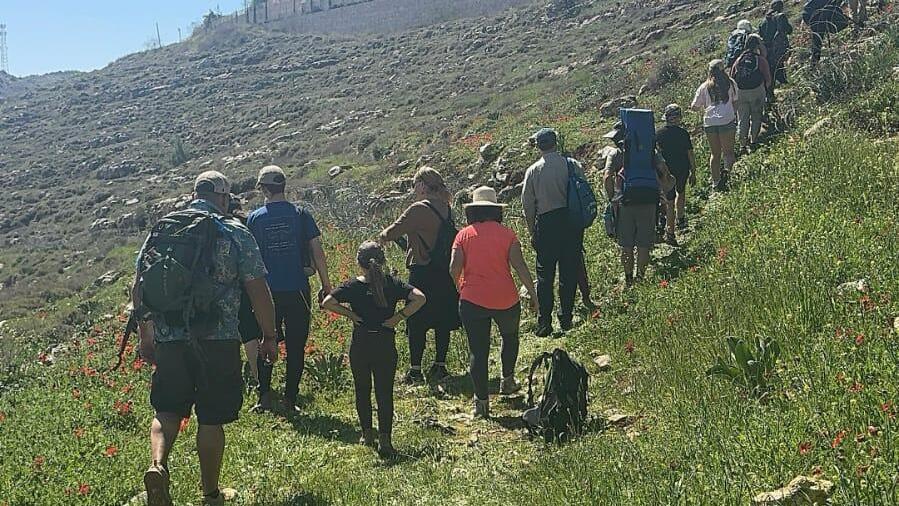 Hikers on their way to the site (Photo: Kfar Etzion Field School) הדרך אל בריכות שלמה