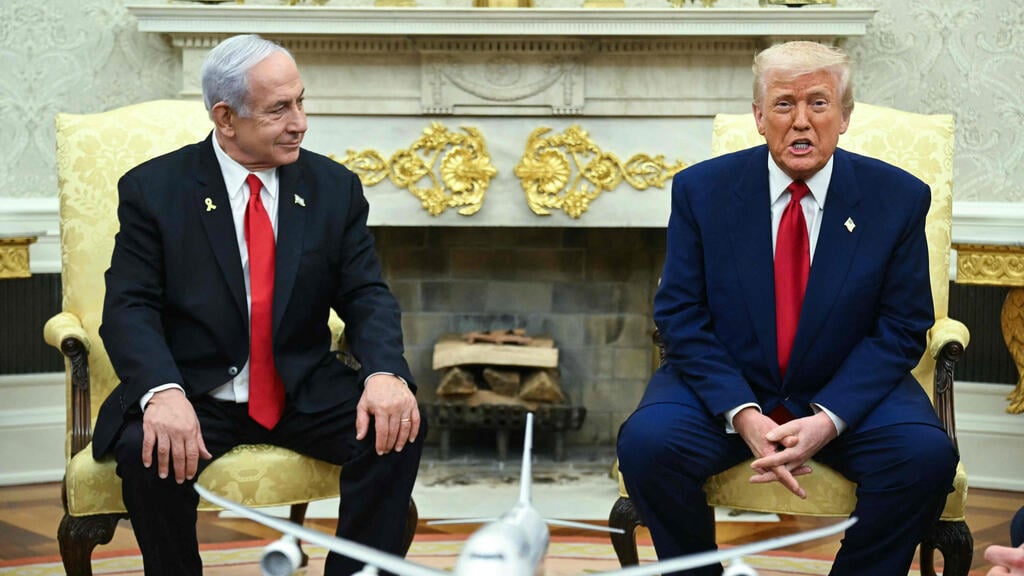 שיחות ישירות בין ארה"ב וחמאס, בצל הדיווחים על משבר ביחסים. טראמפ ונתניהו (צילום:SAUL LOEB / AFP) ראש הממשלה בנימין נתניהו ונשיא ארה"ב דונלד טראמפ בחדר הסגול