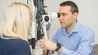 ד"ר אפרים ברק, מומחה קטרקט ורשתית