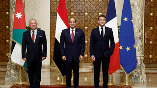 פגישתם של מקרון א-סיסי ועבדאללה בקהיר