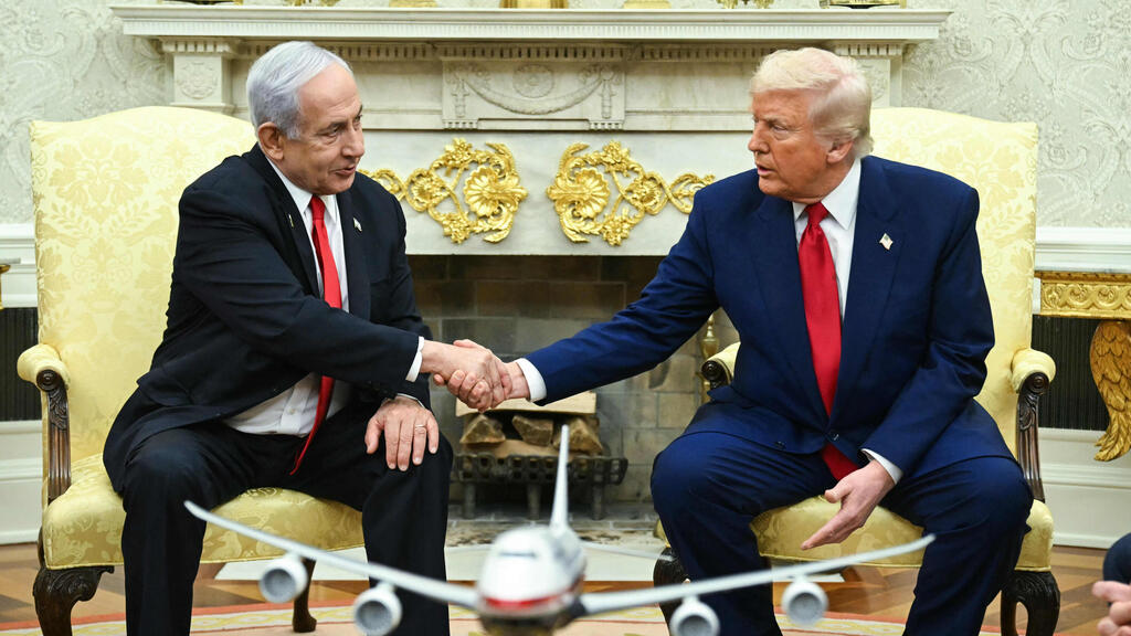 נתניהו שם את כל הז'יטונים על טראמפ (צילום:SAUL LOEB / AFP) ראש הממשלה בנימין נתניהו ונשיא ארה"ב דונלד טראמפ בחדר הסגול