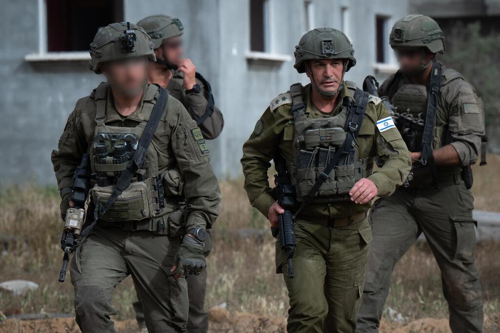 IDF Chief of Staff Eyal Zamir visits troops in the area of the Morag Corridor in Gaza (Photo: IDF Spokesperson's Unit) הרמטכ״ל רב-אלוף אייל זמיר בהערכת מצב וסיור שטח במרחב ציר מורג שברצועת עזה