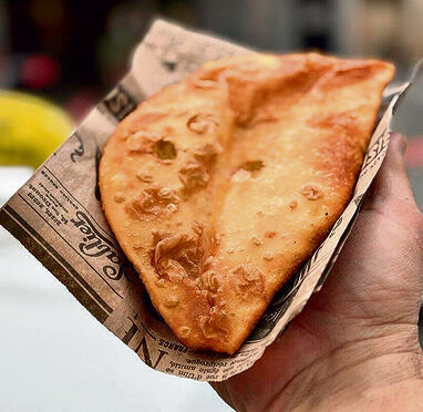 הסמבוסק מהשוק. צריך גם משהו מתוק | צילום: קובי רובין yk14327417