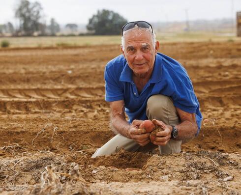 "יש לנו מספיק כוח לספוג ולהכיל את כל האכזריות של חמאס, את חוסר האנושיות, את הרוע – ולהחזיר קודם כל את האנשים שלנו, אפילו במחיר בלתי נסבל" (צילום: זיו קורן) גדי מוזס שב לשדות ניר עוז ובקיבוץ