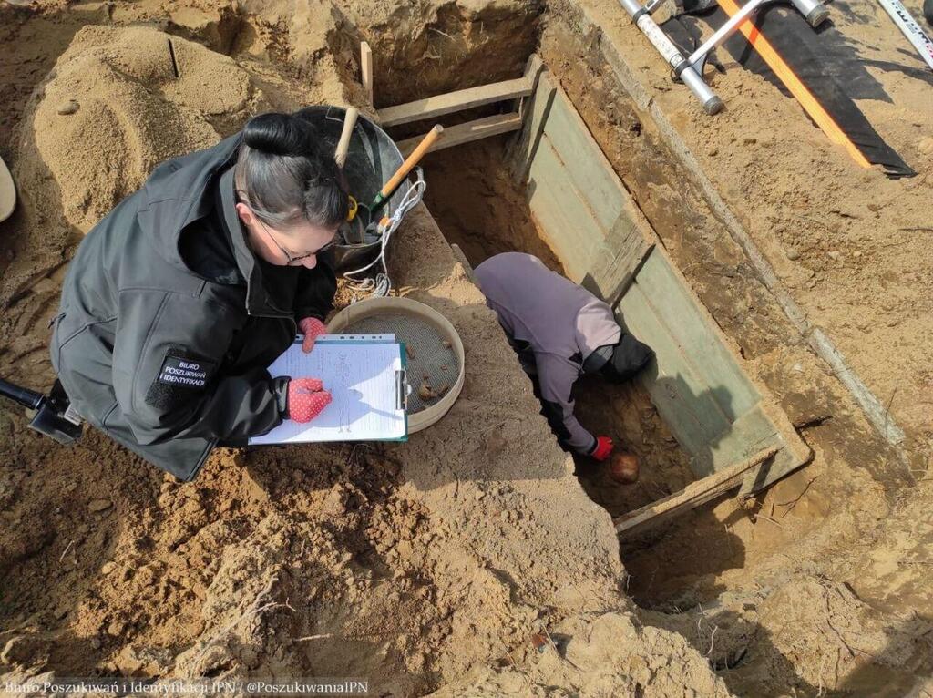 Work on site (Photo: Institute of National Remembrance) אחד הקברים שנפתחו