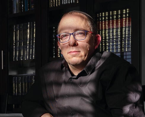עדיאל: "הרגשתי השפלה ופחד. הוא בשנות ה– 20 , אני ילד. ואז הוא אמר לי לחזור למיטה שלי והלך לישון. לא ישנתי באותו לילה. אני לא זוכר מתי זה נעצר, אבל אחרי הרבה טיפולים הבנתי שמשלוש השנים אחרי שזה נגמר אנ yk14329725