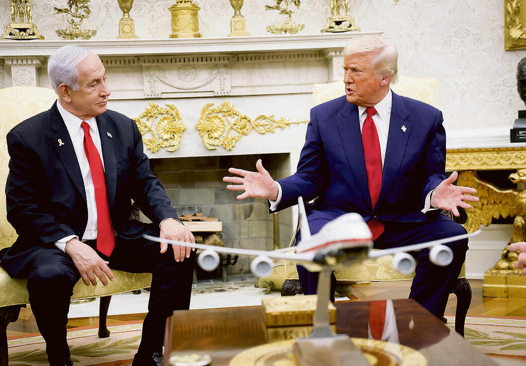 טראמפ ונתניהו בחדר הסגלגל. כשהנשיא דיבר על המו"מ עם איראן נשמע אחד מאנשי הממשל פולט: My God | צילום: Getty Images/Kevin Dietsch yk14330965