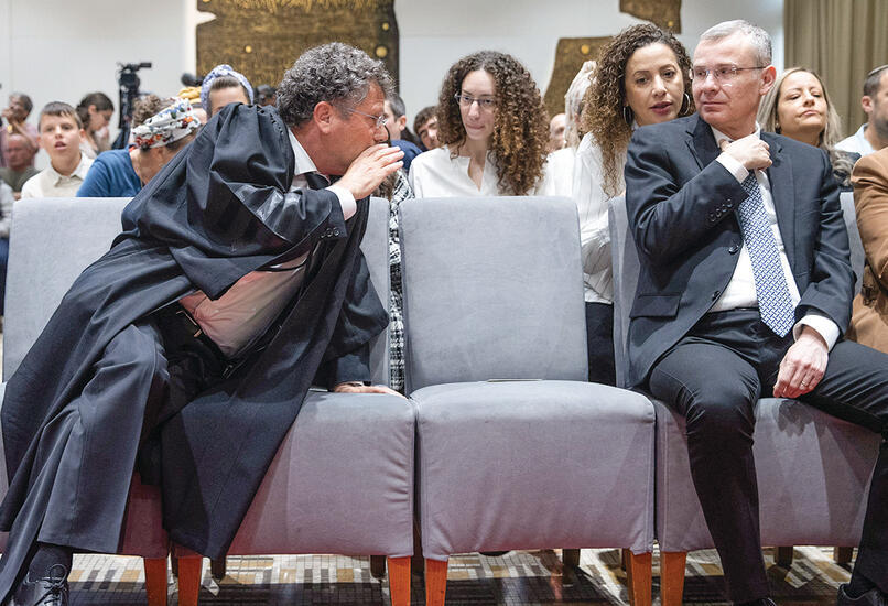 "ניסיונות לפגיעה ברשות השופטת". יצחק עמית פונה ללוין, שמתעלם ממנו | צילום: אלכס קולומויסקי yk14331011