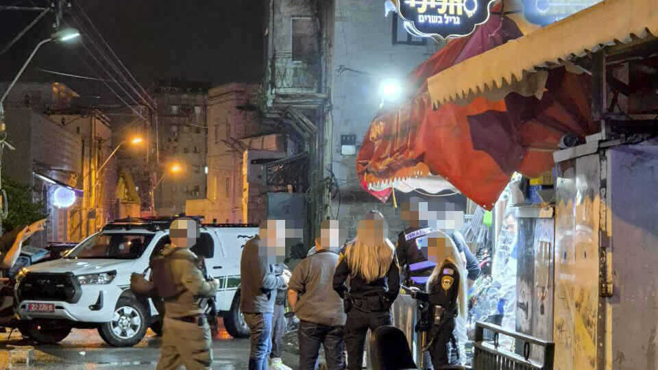 זירת הרצח המשולש, אמש (צילום: מיקי שמידט) זירת הרצח המשולש ברמלה, רחוב ביאליק