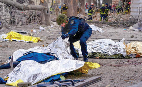 ההלם והזוועה. גופות פזורות סביב אתר הפגיעה בעיר סוני | צילום: רויטרס yk14331531