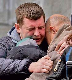 חברי הקורבנות ההמומים | צילום: OLEG VORONENKO, AFP yk14331533