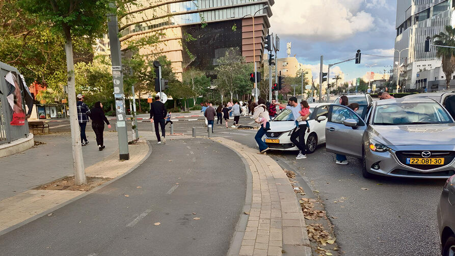 רגעי האזעקה בת"א, אתמול | צילום: מיקי שמידט yk14332150