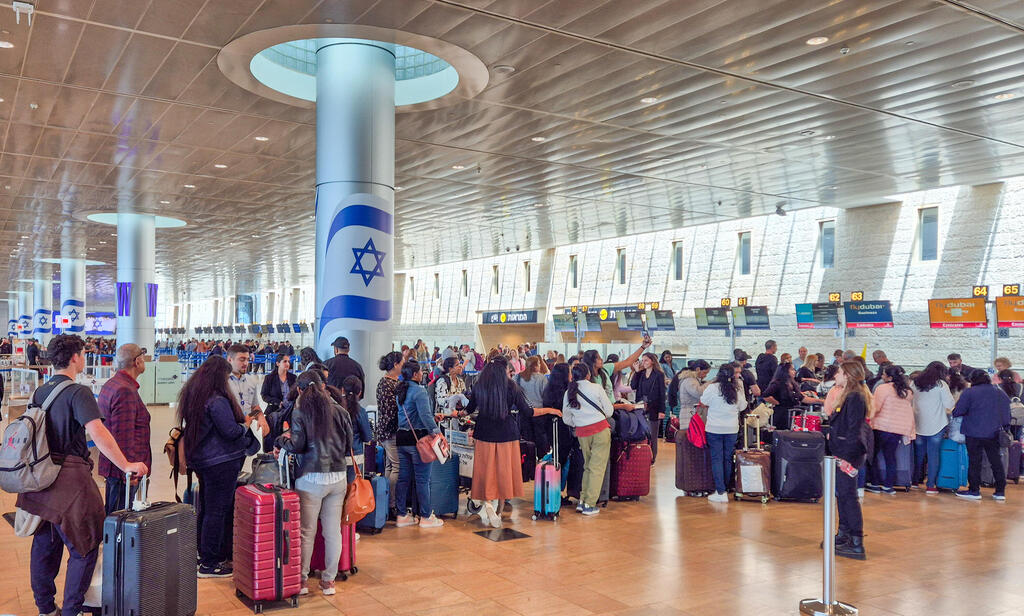 ההישג: אף מדינה לא סגרה את שעריה. ישראלים בנתב"ג, אפריל (צילום: עידו ארז) נתב"ג בחול המועד