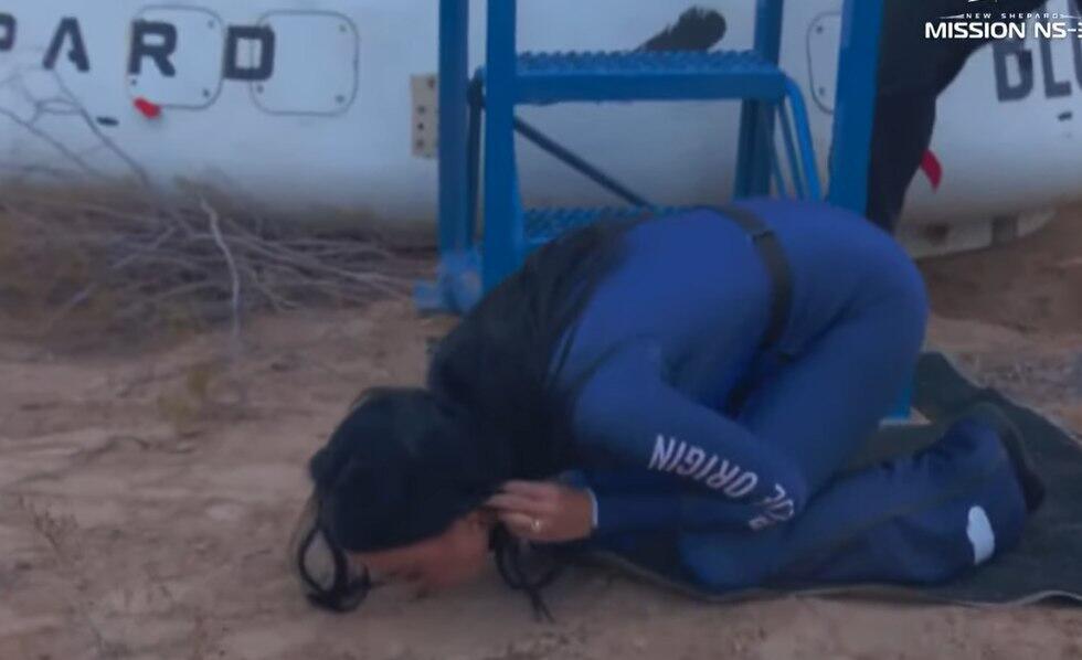"כח משיכה, התגעגעתי אליך!" (צילום: בלו אורייג'ן) קייטי פרי ביציאה מהחללית