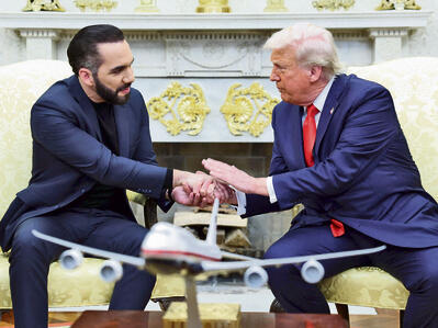 חוגגים את הגירושים עם דגם מטוס. טראמפ ובוקלה בחדר הסגלגל, אתמול | צילום: REUTERS/Kevin Lamarque yk14333650