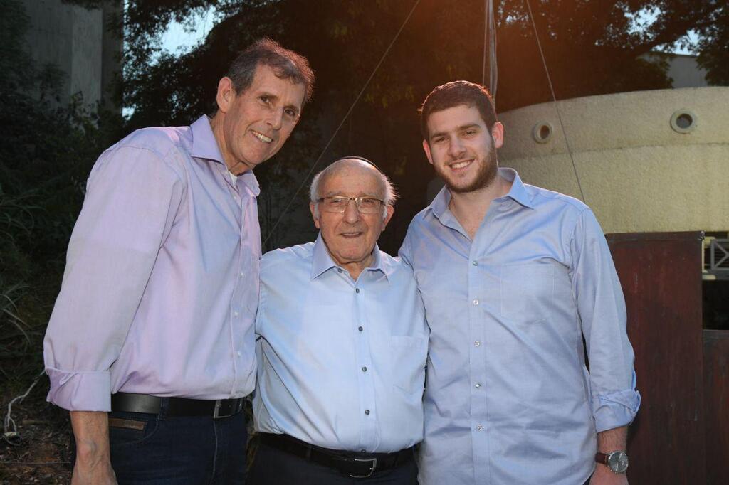 Zvi (Hershel) Eichenwald (center) and Dov Eichenwald (left) (Photo: Yair Sagi) צבי (הרשל) איכנולד ז"ל (במרכז) ודב איכנולד (משמאל)
