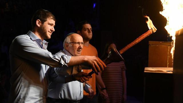 Zvi (Hershel) Eichenwald lights a torch on official Holocaust Remembrance Day ceremony (Photo: Yair Sagi) צבי (הרשל) איכנולד ז"ל משיא משואה