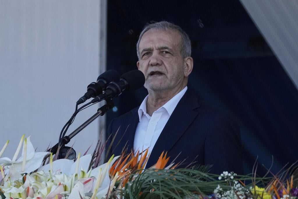 מסועוד פזשכיאן (צילום: AP/Vahid Salemi) מצעד צבאי באיראן לציון יום הצבא הלאומי, בהשתתפות הנשיא פזשכיאן