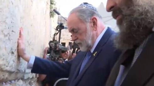 מייק האקבי, שגריר ארה"ב החדש בישראל, בכותל המערבי מייק האקבי, שגריר ארה"ב החדש בישראל, בכותל המערבי