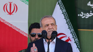 נשיא איראן פזשכיאן. בתקשורת תקפו: מצעד צבאי באיראן לציון יום הצבא הלאומי, בהשתתפות הנשיא פזשכיאן