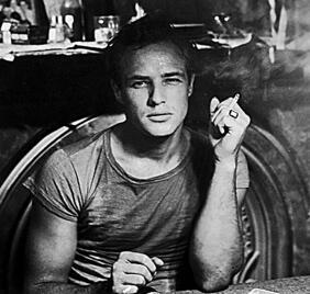 ברנדו ב"חשמלית ושמה תשוקה". "גם פגוע וגם פוגע" | צילום: cineclassico / Alamy yk14338482