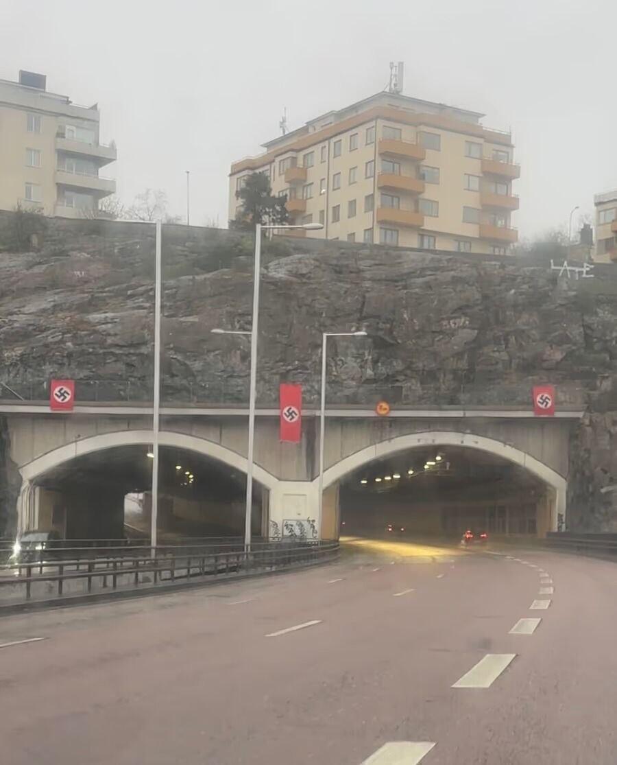 Flags spotted along Essingeleden highway between Solna and Stockholm, Sweden (Photo: from social media) דגלי צלב הקרס שנתלו בשבדיה