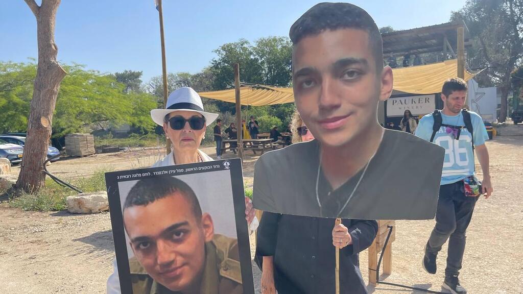 ורדה, סבתו של עידן אלכסנדר, עם תמונותיו (צילום: ליהיא גורדון) ורדה בן ברוך