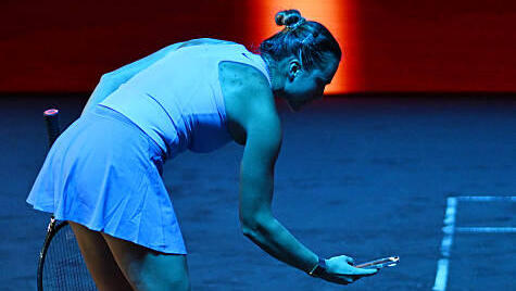 ארינה סאבלנקה מצלמת את המגרש