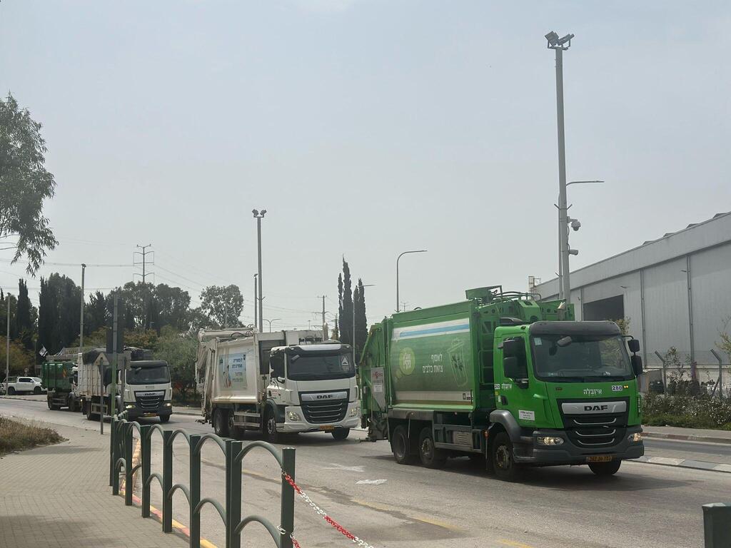 משאיות בדרך לחירייה (צילום: באדיבות פארק המיחזור חירייה) משאיות בדרך לחירייה
