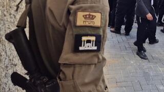 חייל בהלוויית הרב מאיר מאזוז בבני ברק