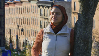 דניריס אספינל בשכונה שבה היא מתגוררת בברוקלין