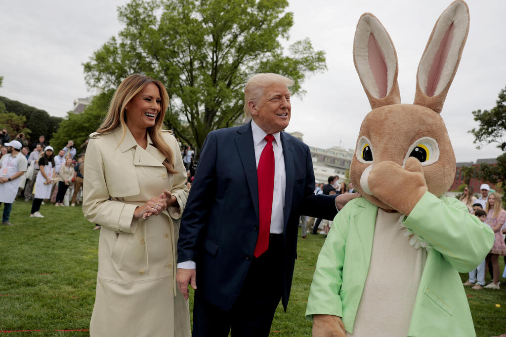 גם הגברת הראשונה מלניה הופיעה לצדו (צילום: Anna Moneymaker/Getty Images) נשיא ארה"ב דונלד טראמפ באירוע לרגל חג הפסחא עם רעייתו מלניה