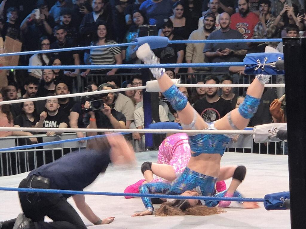 Noa and Shira going at it in the ring (Photo: Assaf Kamar) מכות כחול-לבן