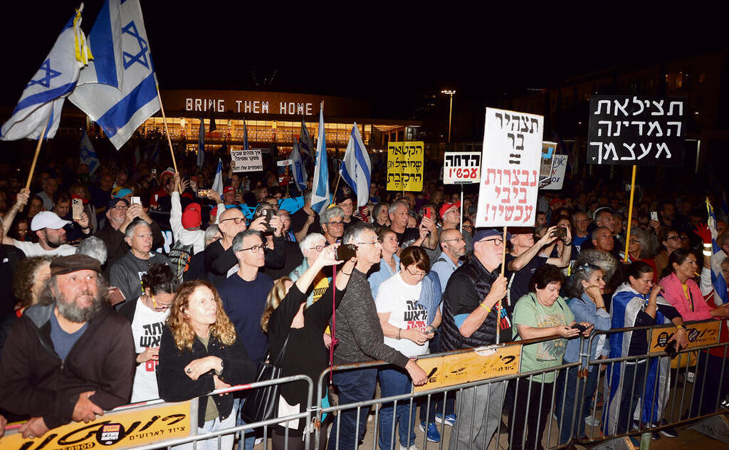 הפגנה בכיכר הבימה, אחרי שבר הגיש את התצהיר לבג"ץ | צילום: יריב כץ yk14342271